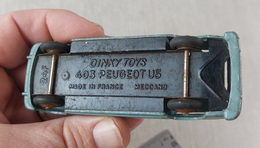Ancienne voiture en métal, Peugeot 403 U5, 24F, Dinky Toys