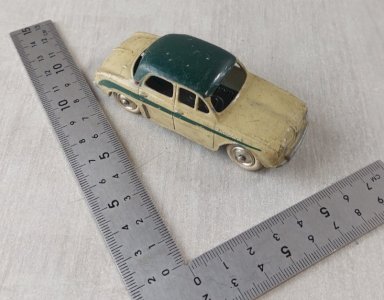 Ancienne voiture en métal, Renault Dauphine bicolore, CIJ