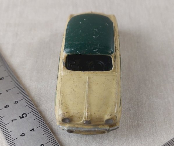 Ancienne voiture en métal, Renault Dauphine bicolore, CIJ