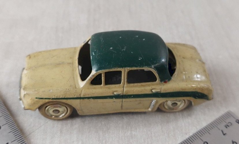 Ancienne voiture en métal, Renault Dauphine bicolore, CIJ
