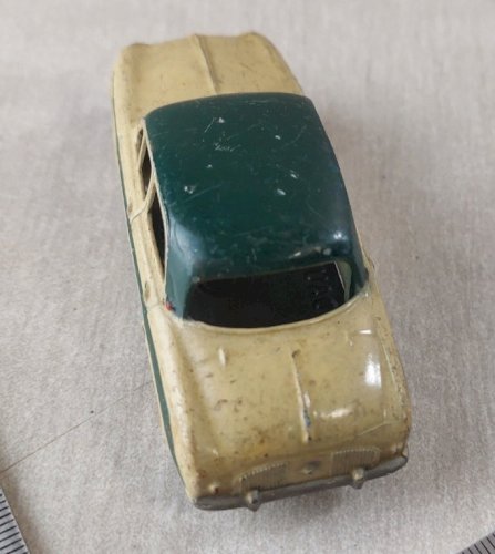 Ancienne voiture en métal, Renault Dauphine bicolore, CIJ