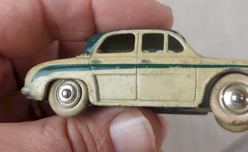 Ancienne voiture en métal, Renault Dauphine bicolore, CIJ