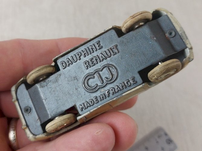 Ancienne voiture en métal, Renault Dauphine bicolore, CIJ