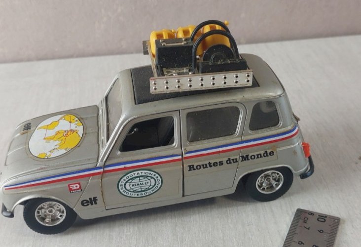 Ancienne voiture en plastique, Renault 4 Route du Monde, Burago, 1/24