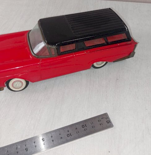 Ancienne voiture en tôle à friction, Ford Break