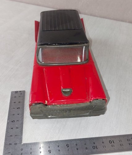 Ancienne voiture en tôle à friction, Ford Break