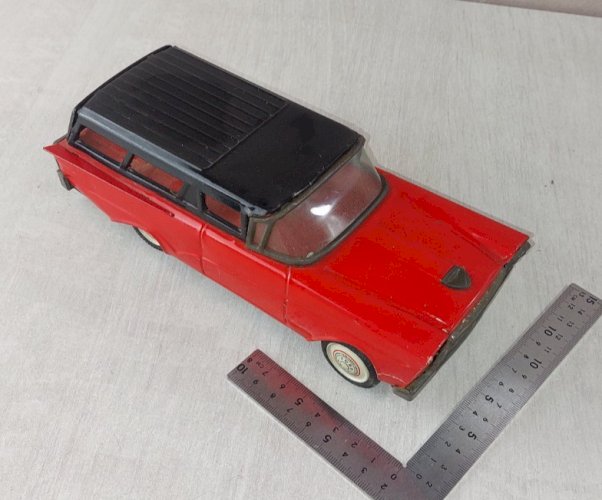 Ancienne voiture en tôle à friction, Ford Break