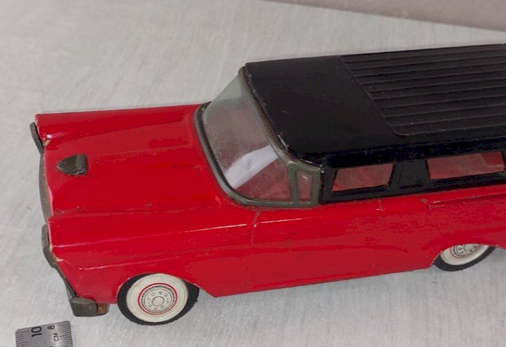 Ancienne voiture en tôle à friction, Ford Break