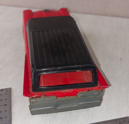 Ancienne voiture en tôle à friction, Ford Break