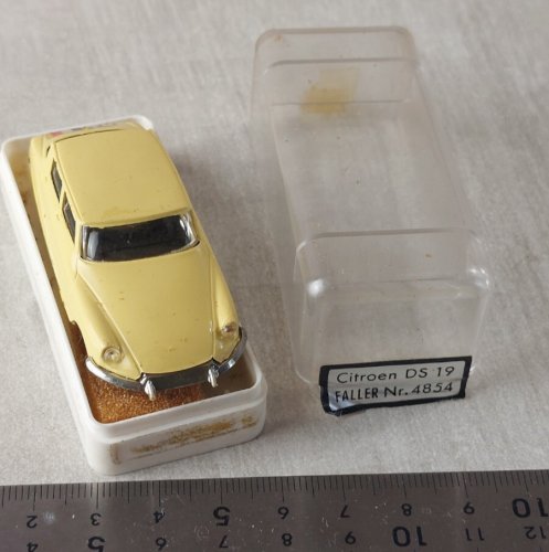 Ancienne voiture pour circuit électrique, Citroën DS19, Faller, 4854