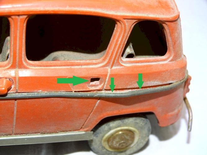 - ANCIENNE VOITURE RENAULT 4L FILOGUIDEE JOUSTRA JUS DE GRENIER JOUET ANCIEN