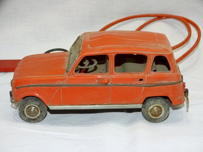 - ANCIENNE VOITURE RENAULT 4L FILOGUIDEE JOUSTRA JUS DE GRENIER JOUET ANCIEN