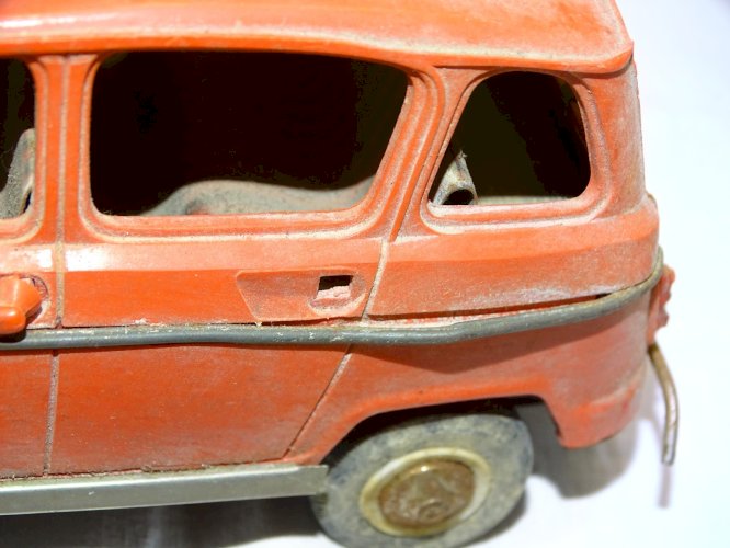 - ANCIENNE VOITURE RENAULT 4L FILOGUIDEE JOUSTRA JUS DE GRENIER JOUET ANCIEN
