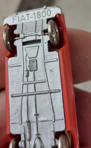 Ancienne voiture rouge, Fiat 1800, Lego, 1/87 en HO ^