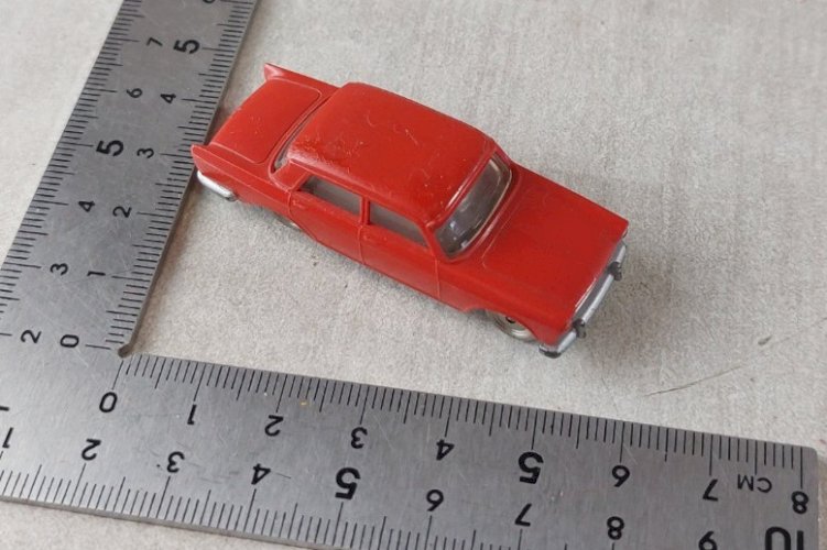 Ancienne voiture rouge, Fiat 1800, Lego, 1/87 en HO ^