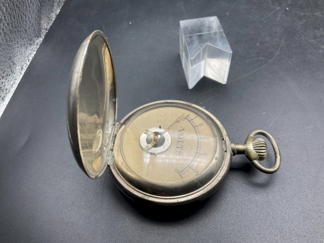 Ancienne volts mètres en forme de Montre Gousset