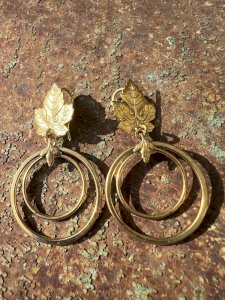 Anciennes boucles d’oreilles stock neuf Vers  1900 créole feuille original, coll