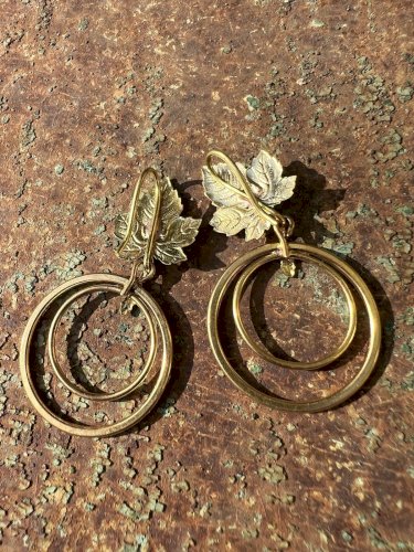 Anciennes boucles d’oreilles stock neuf Vers  1900 créole feuille original, coll