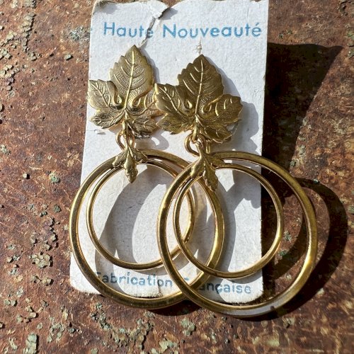 Anciennes boucles d’oreilles stock neuf Vers  1900 créole feuille original, coll