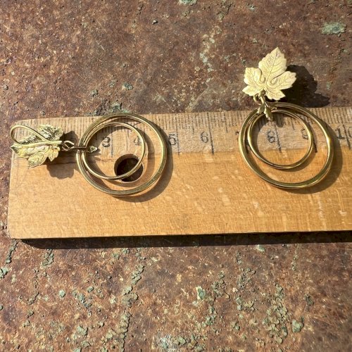 Anciennes boucles d’oreilles stock neuf Vers  1900 créole feuille original, coll