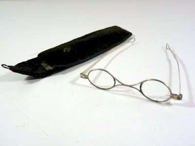 Anciennes lunettes 1900 monture argent, poinçons, étui velours noir