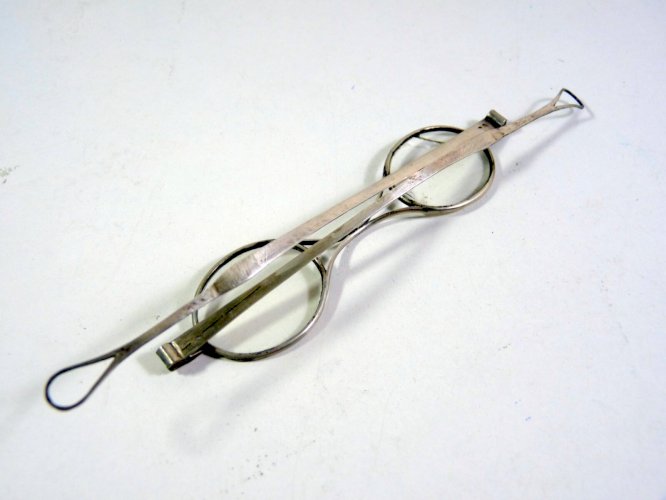Anciennes lunettes 1900 monture argent, poinçons, étui velours noir