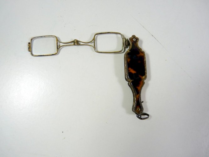 Anciennes lunettes pliantes lorgons XIX° argent, écaille
