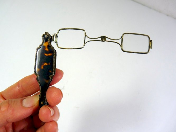 Anciennes lunettes pliantes lorgons XIX° argent, écaille
