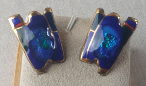 Vintage clip-on earrings, blue resin, in gold metal.