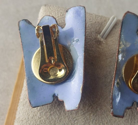 Anciennes paire de boucles doreilles clip, résine bleue, en métal doré ^