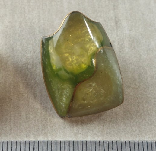 Anciennes paire de boucles d'oreilles clip, résine verte, en métal doré