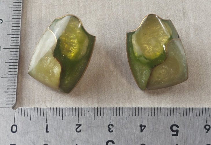 Anciennes paire de boucles d'oreilles clip, résine verte, en métal doré
