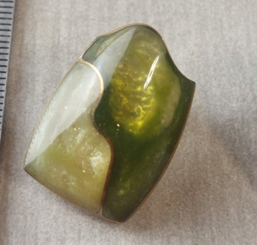 Anciennes paire de boucles d'oreilles clip, résine verte, en métal doré