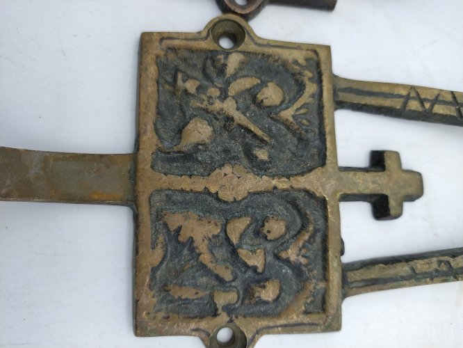 Anciennes patères de monastère  en bronze .