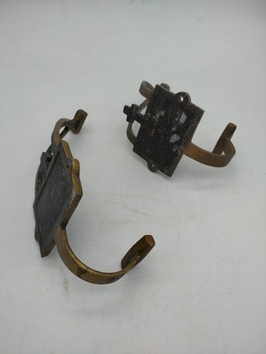 Anciennes patères de monastère  en bronze .