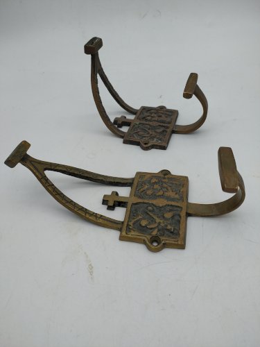 Anciennes patères de monastère  en bronze .