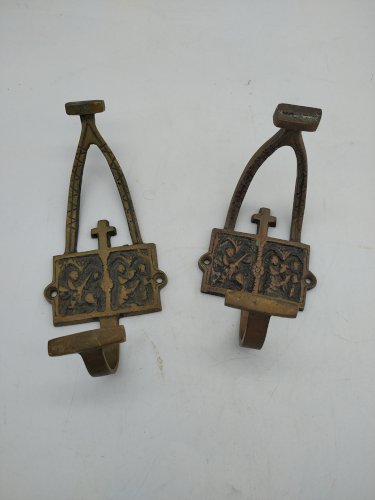 Anciennes patères de monastère  en bronze .