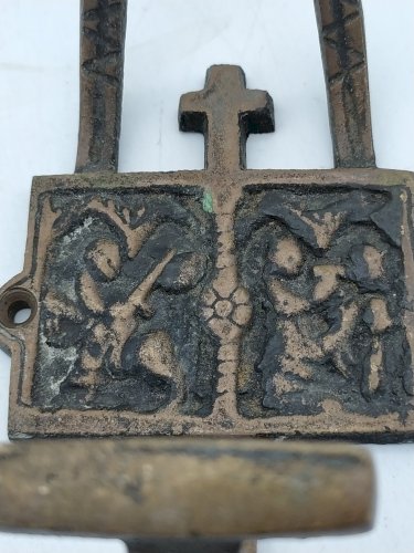 Anciennes patères de monastère  en bronze .