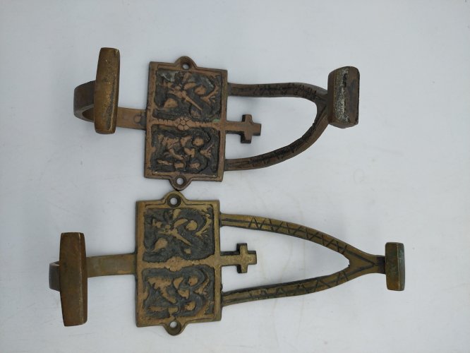 Anciennes patères de monastère  en bronze .