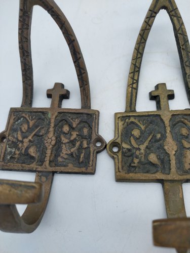 Anciennes patères de monastère  en bronze .