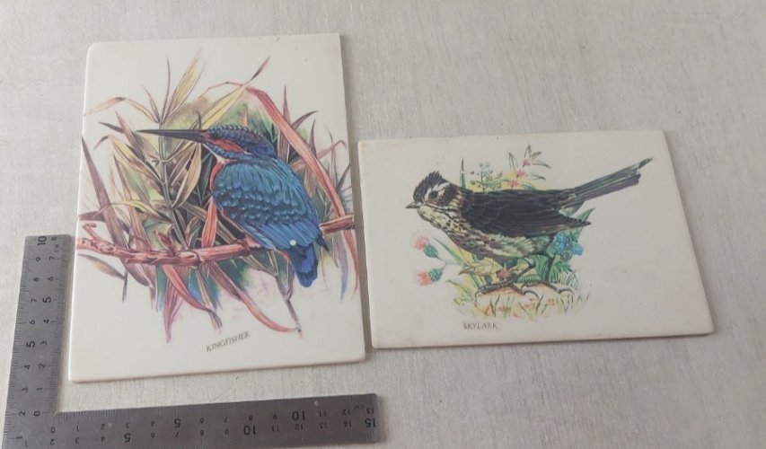 Anciennes plaques / tableaux muraux, sur céramique, oiseaux ^