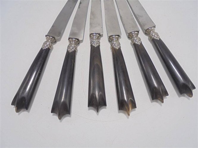 Anciens couteaux à dessert