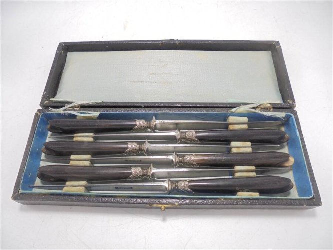 Anciens couteaux à dessert