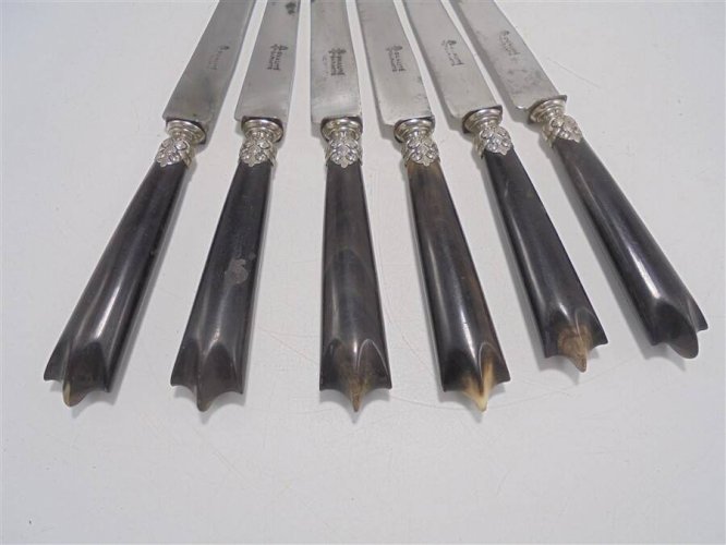 Anciens couteaux à dessert