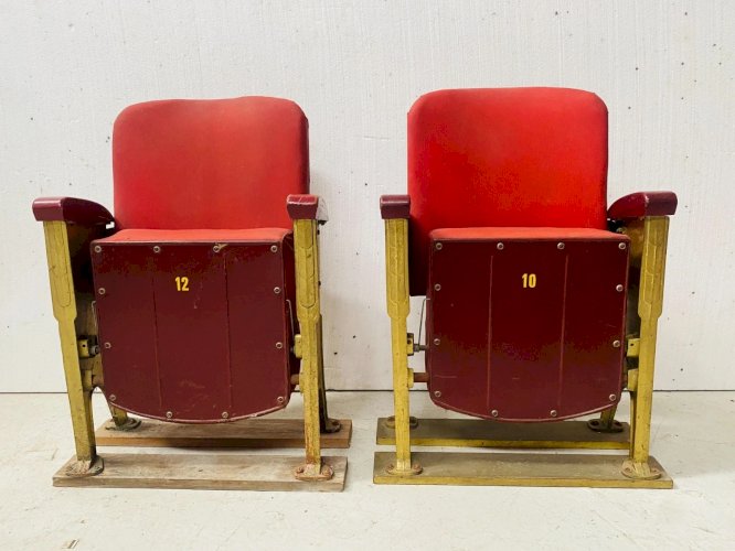 Anciens fauteuils de cinema en tole et skai rouge XX siècle