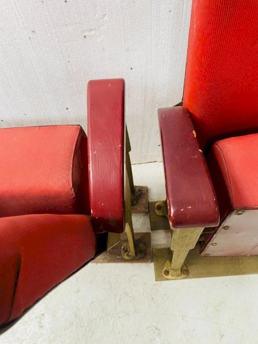 Anciens fauteuils de cinema en tole et skai rouge XX siècle