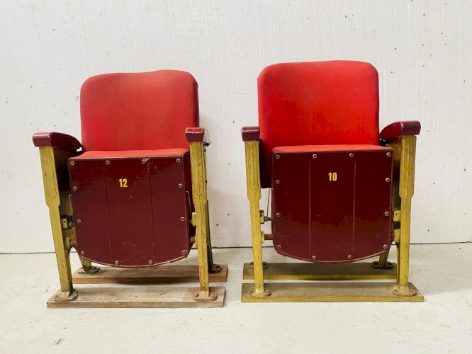 Anciens fauteuils de cinema en tole et skai rouge XX siècle