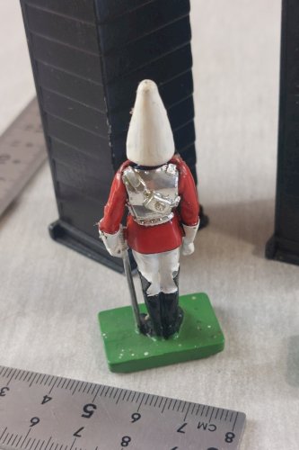 Anciens soldats en métal, gardes royaux + guérites, Britains