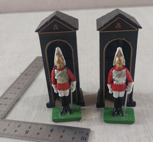 Anciens soldats en métal, gardes royaux + guérites, Britains