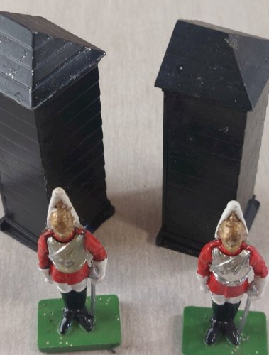 Anciens soldats en métal, gardes royaux + guérites, Britains